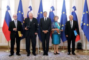 Prof_dr_Ana_Krajnc_in_prejmniki_drzavnega_odlikovanjared_za_zasluge_Republike_Slovenije.jpg