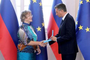 Prof_dr_Ana_Krajnc_prejma_drzavno_odlikovanjered_za_zasluge_Republike_Slovenije
